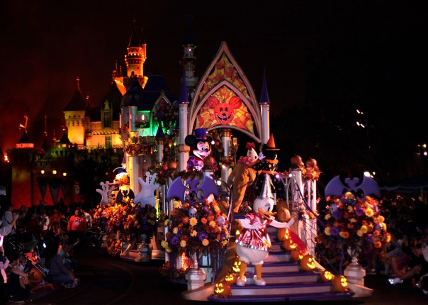 ÒMickeyÕs Costume PartyÓ cavalcade